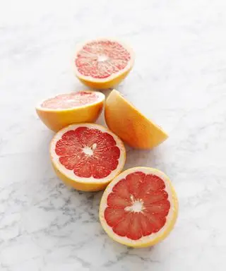 Pamplemousse sur fond blanc