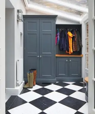 Mudroom com piso xadrez e armários fechados azuis