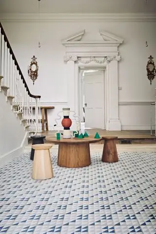 Carrelage dans un couloir blanc