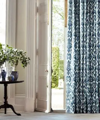 Sanderson Ikat Damask Ink Blue gardin ved inngangsdør av Blinds2Go