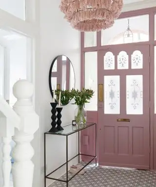 Rosa inngangsdør med glassmalerier