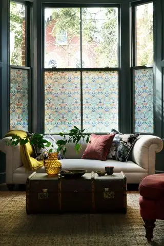 Slik fikser du en trekkfull dør – 6 måter å stoppe kald luft på