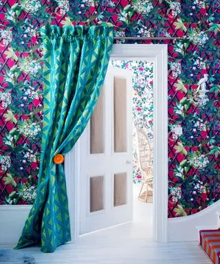 Moderne gang med blomstertapet