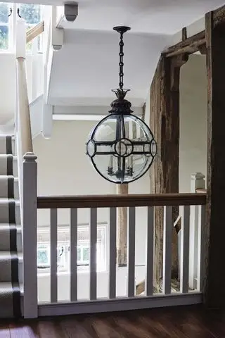 Escalier avec grande suspension en verre au-dessus vu du palier