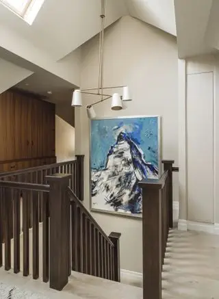 Atterrissage avec un décor neutre, des œuvres d'art de montagne et une suspension