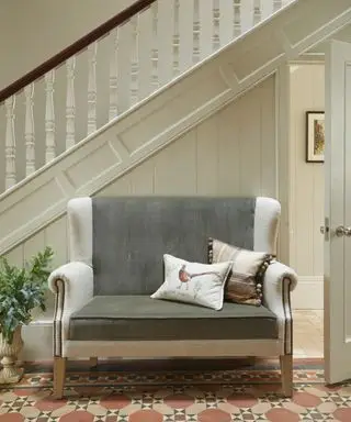 Une idée sous escalier avec placard éclairé et siège à côté de l'entrée