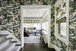 Przedpokój z drewnianą podłogą i schodami z tapetą Chinoiserie i widokiem na salon