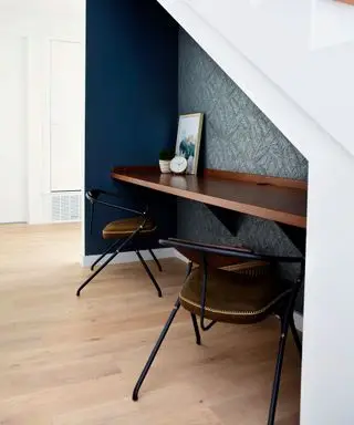 Maison texane avec bureau caché sous les escaliers