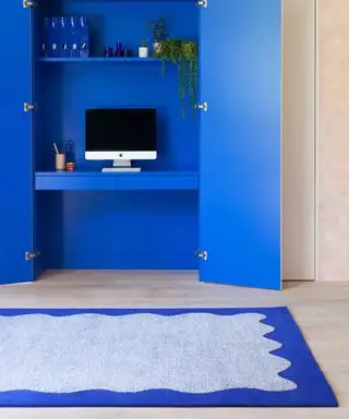 Bureau caché dans une armoire