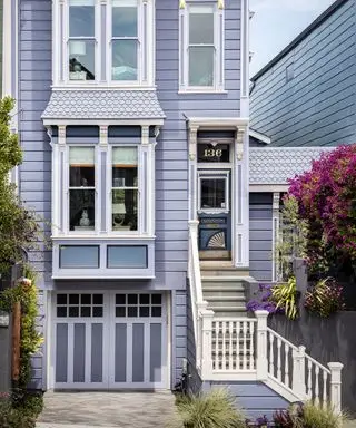 Jarný dekor dverí s maľovanými detailmi a číslom dverí