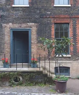 Tmavo sivé dvere budovy z červených tehál