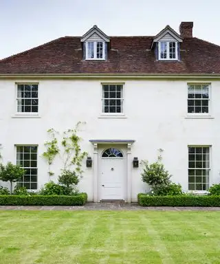 predné dvere s verandou a nadsvetlom, exteriér natretý bielou farbou.