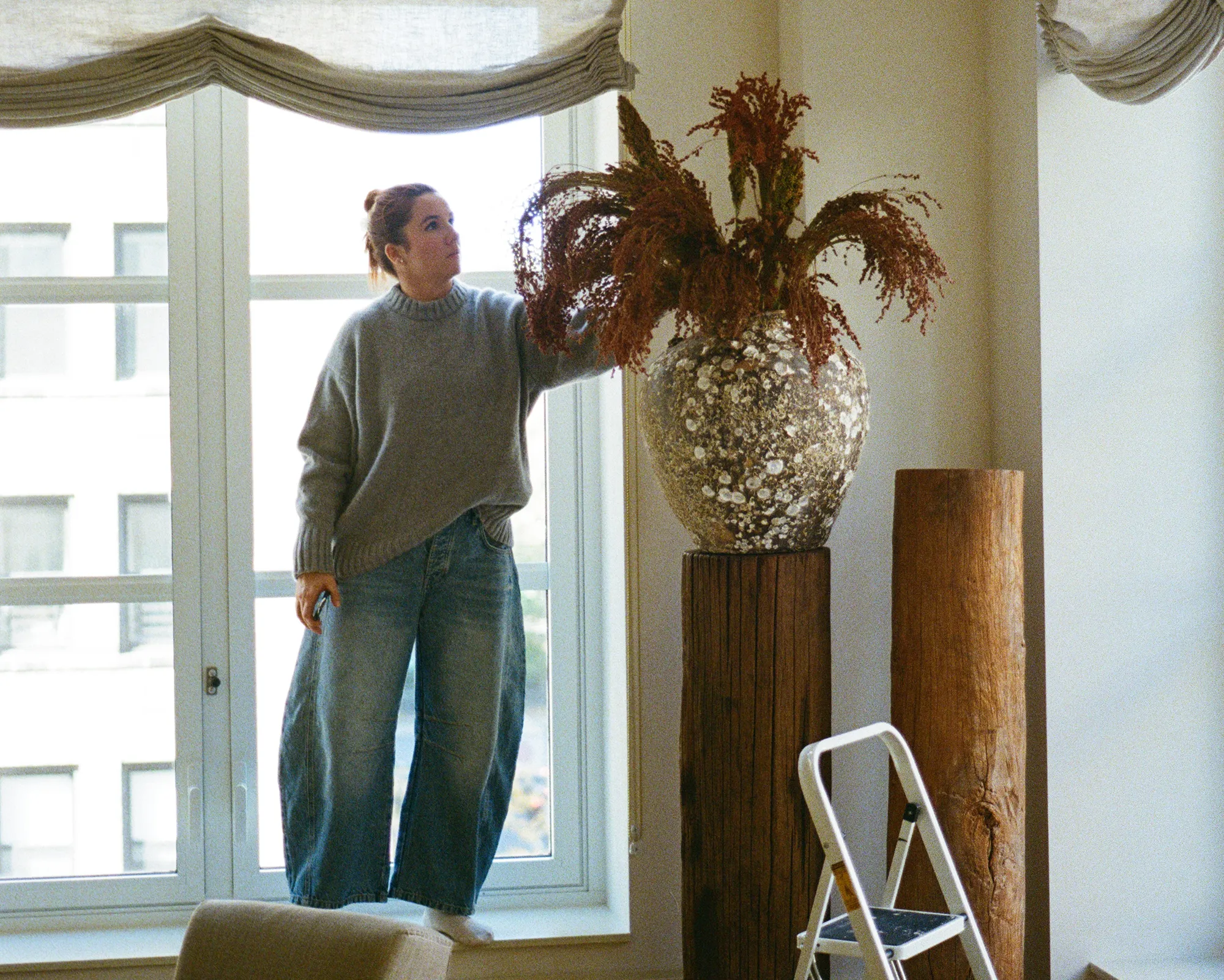 Katie Harbison arrangiert Blumen vor Ort' loading='lazy' title=