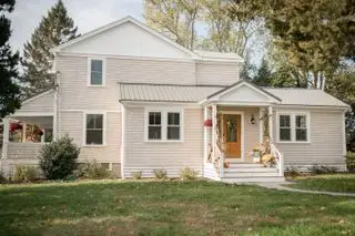 Våningshus med påbygg fra eksteriør