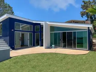 Moderne hus i blått med tillegg