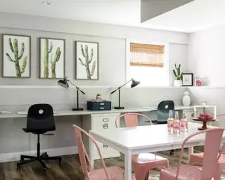 Espace devoirs au sous-sol avec bureaux et armoires blancs, table blanche et chaises roses