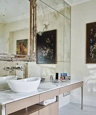salle de bain au sous-sol avec miroirs