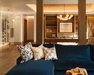 Rénovation du sous-sol avec section bleue, magasin à vin, table de billard et étagères intégrées et décor neutre