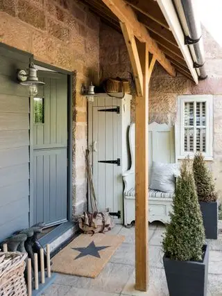 Le idee del portico del cottage aggiungono tocchi casalinghi