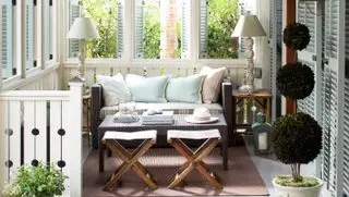 Portico del cottage con persiane Benjamin Moore