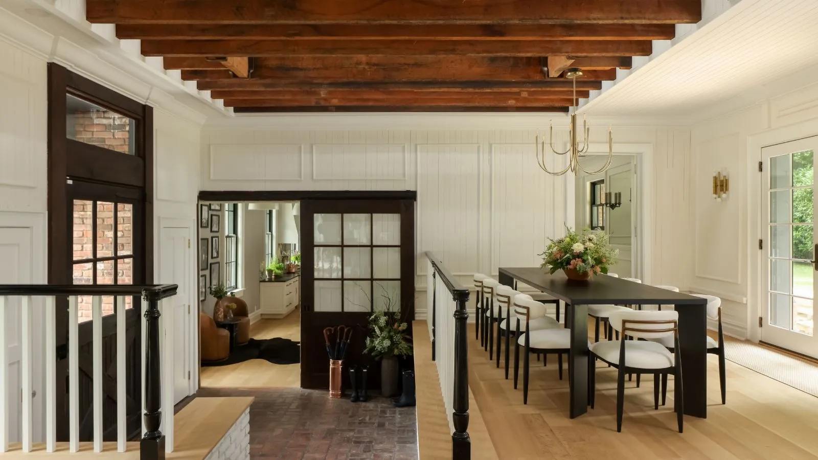 remise aux poutres apparentes salle à manger table noire' loading='lazy' title=