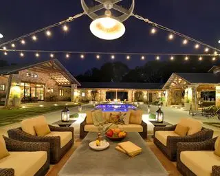 בית בסגנון חוות בחוץ