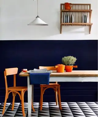 Idee per decorare le pareti della cucina con metà parete dipinta di blu