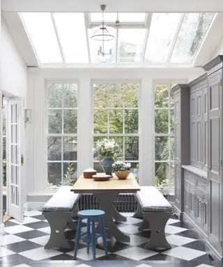 Cucina su misura, da £ 35.000, Lewis Alderson & Co, lewisalderson.com. Fornello a doppia alimentazione Macon LG1053GE, £ 4.420, Lacanche presso John Lewis, johnlewis.com.