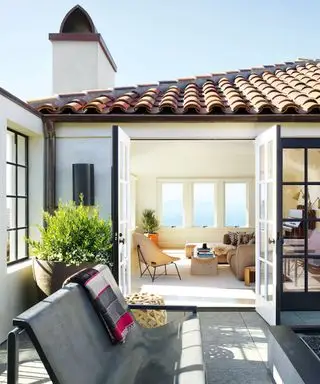 Terrazza sul tetto chiusa con pareti intonacate in una casa di San Francisco degli anni '20