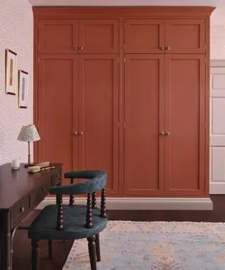 Armadio arancione in camera da letto