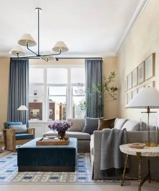 Sala de estar com ambiente relaxante com almofadas e cobertores luxuosos e uma mistura de texturas suaves e tons naturais de madeira