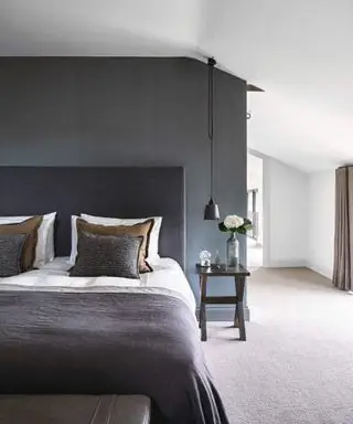 chambre grise avec tapis beige