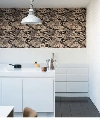 Kjøkken med sortmalte gulvbord