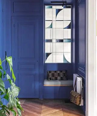 Entrée bleu marine profonde avec sièges et vitraux