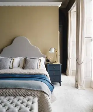 Chambre beige avec accessoires gris et bleus
