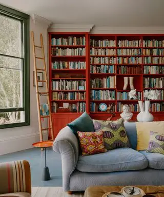 Soggiorno con scaffali rosso brillante