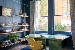 최소한의 책으로 홈 오피스에 책장 스타일링하기