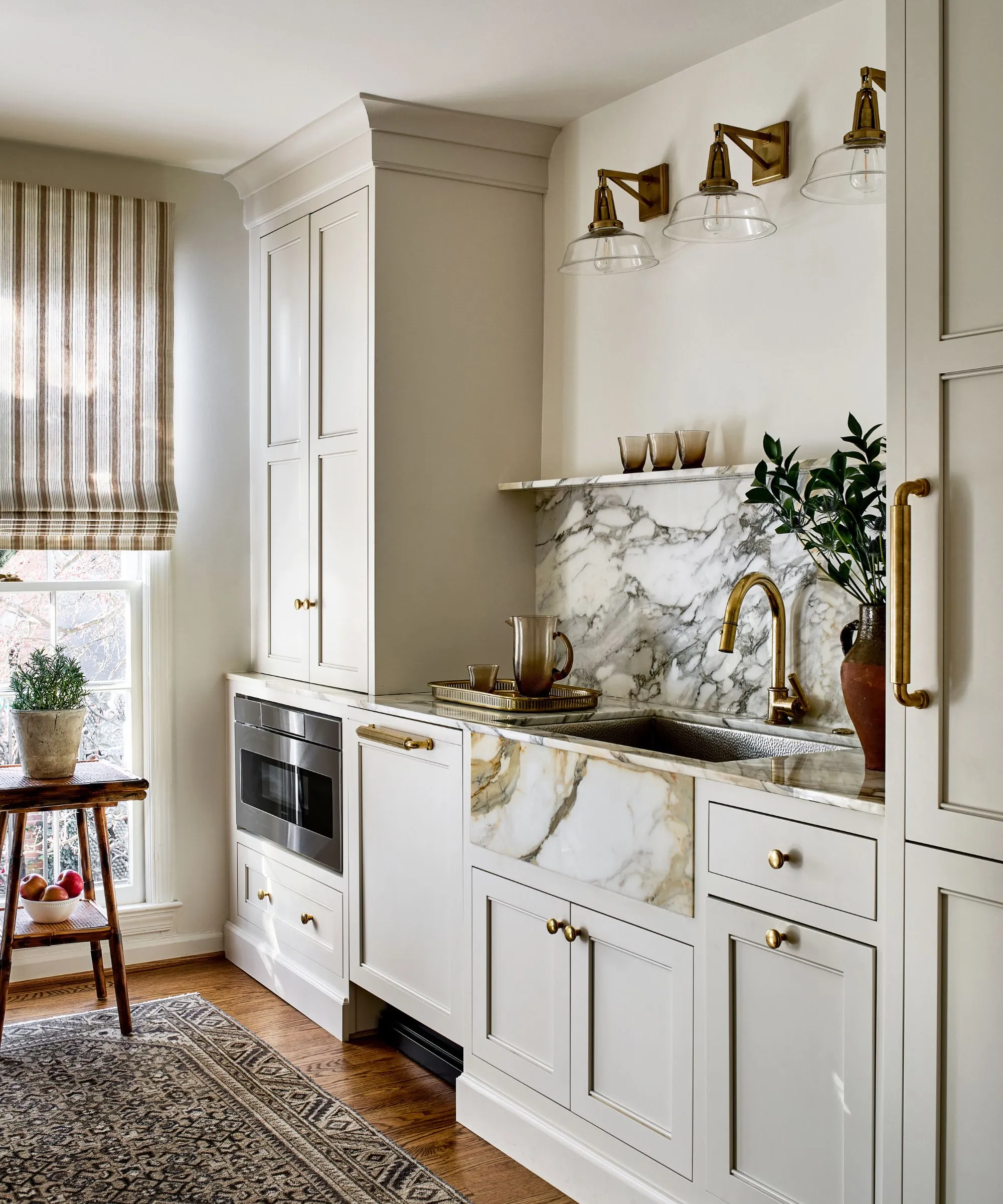 Neutrálna kuchyňa s maľovaným mramorovým drezom a zádovou drevenou podlahou a perzským kobercom' loading='lazy' title=