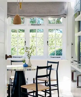 Idea de tratamiento de ventanas con simples persianas de lino.