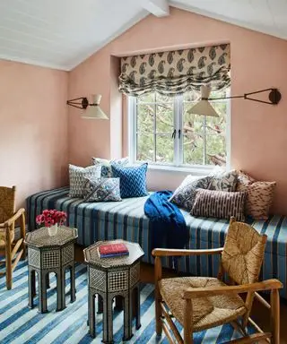 una persiana romana relajada de paisley en un asiento en un rincón de la ventana