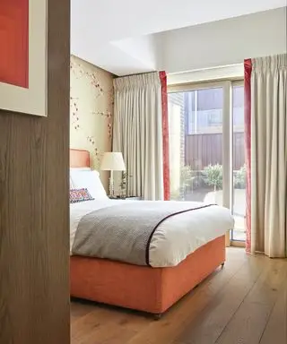 Una idea de cortina de dormitorio con cortinas color topo y forro de terciopelo naranja.