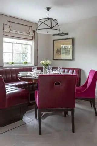 Tratamiento de ventana sobre banqueta en un comedor