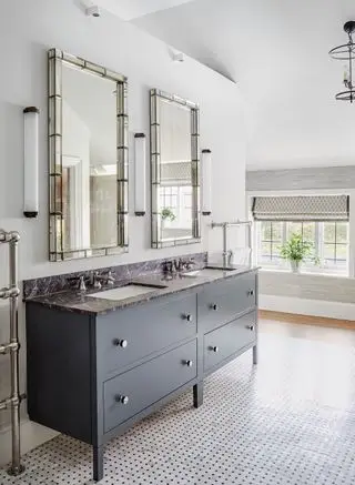 Hvidt badeværelse med vaskeskab i Farrow & Ball