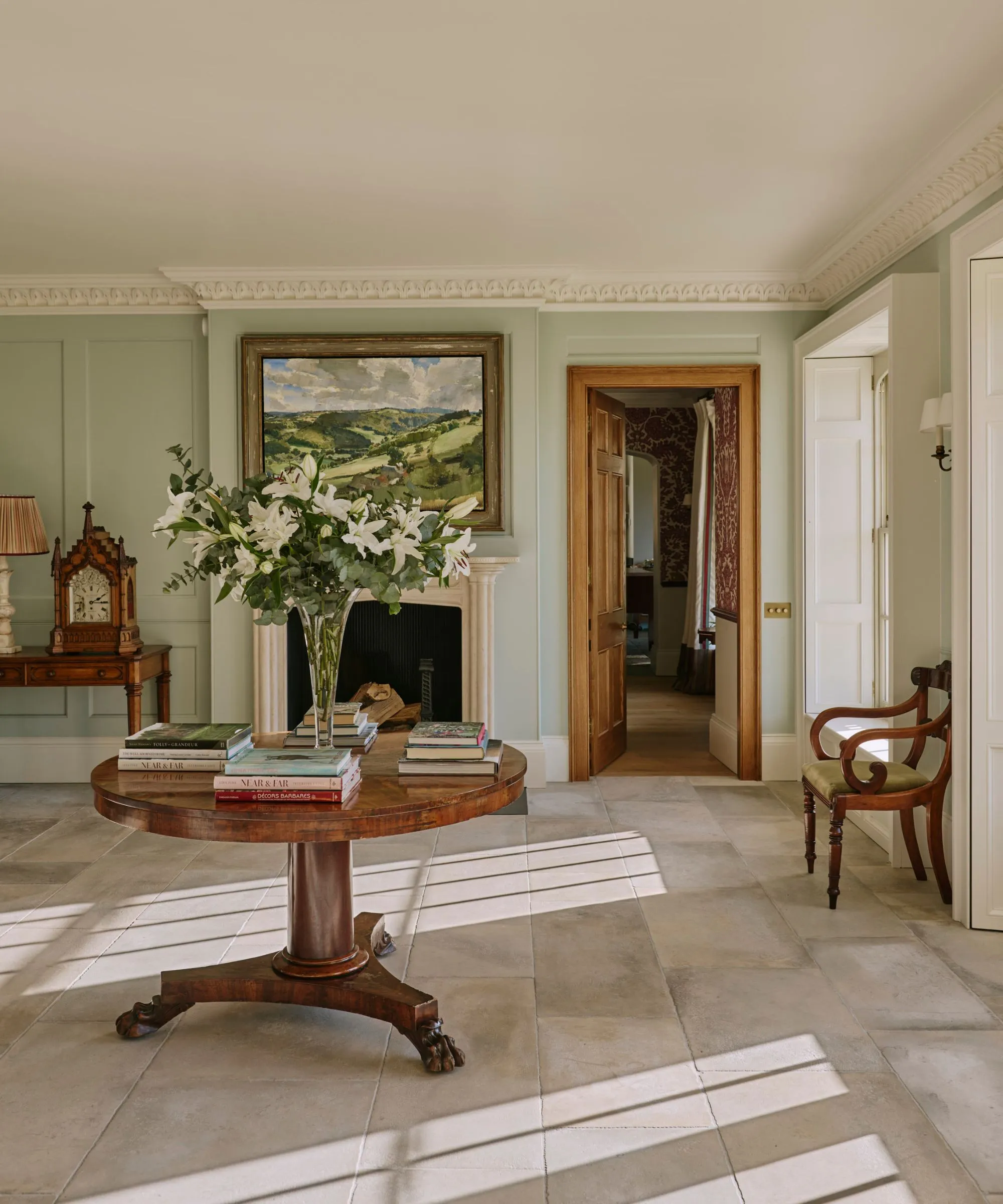 En stor gang med spisebord i midten, der skal bruges som multifunktionelt rum' loading='lazy' title=