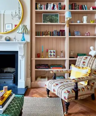 Salon de luxe avec meubles rembourrés