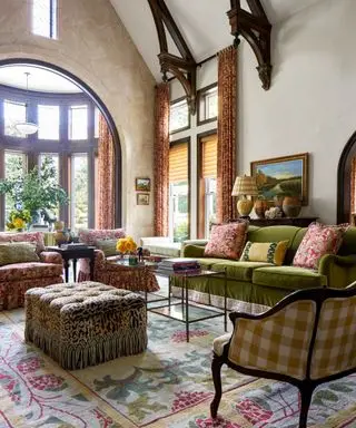 大きな窓のある伝統的なリビング ルーム