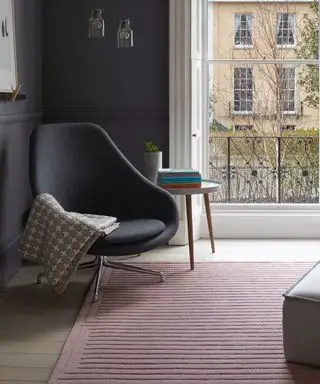 farger som passer til lys rosa, stue med balkongutsikt, koksgrå vegger og retrostol, lys grå fotkrakk, lys rosa teppe, blekt tregulv