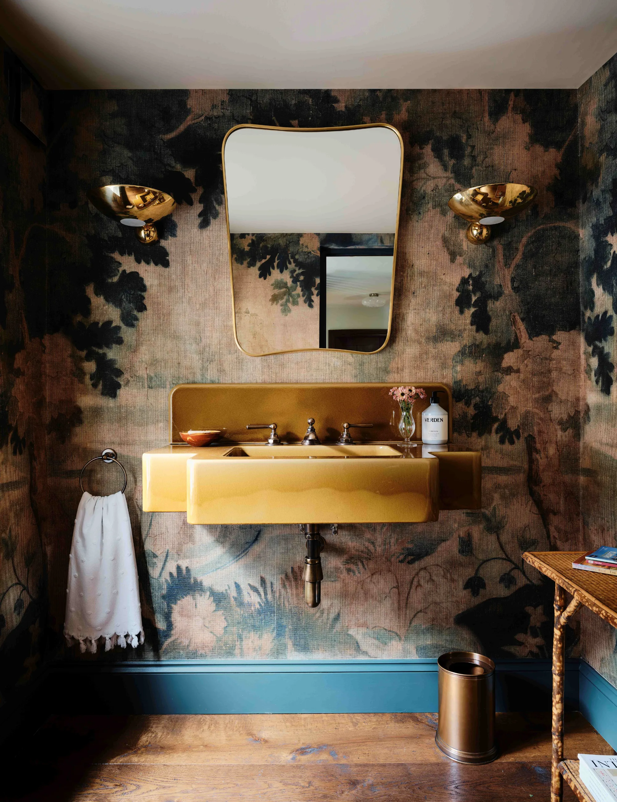 Gästebad mit Wandtapete, gelbem Waschbecken und glänzenden Messing-Badezimmerbeschlägen' loading='lazy' title=