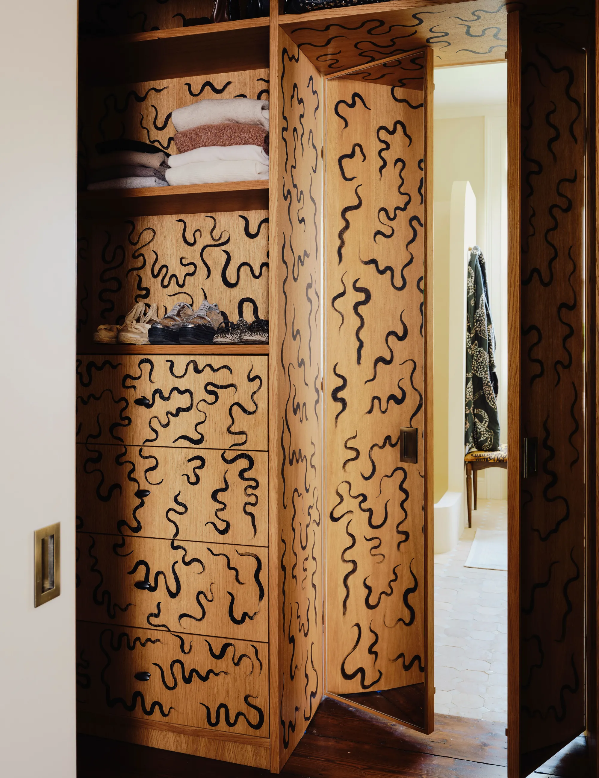 Handbemaltes Einbauregal im Ankleidezimmer eines Hauptschlafzimmers' loading='lazy' title=