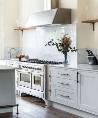 Conception de cuisine grise par Studio Itaca